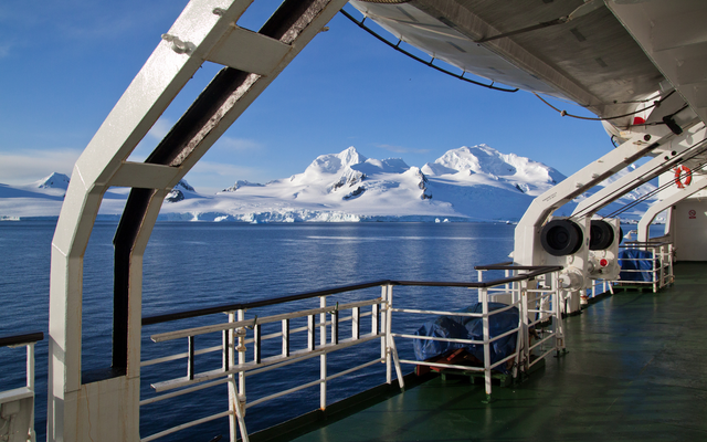 Blick von einem Schiff auf verschneite Berge in der Antarktis.