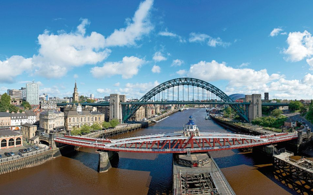 Panoramablick auf die Tyne Bridge in Newcastle upon Tyne.