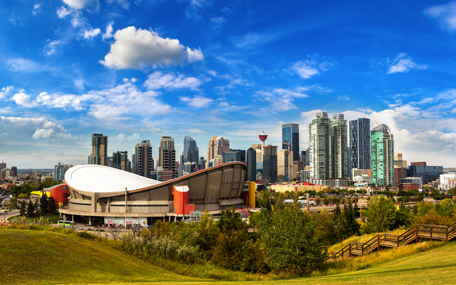 Skyline von Calgary, Alberta, Kanada, an einem sonnigen Tag mit blauen Himmel.