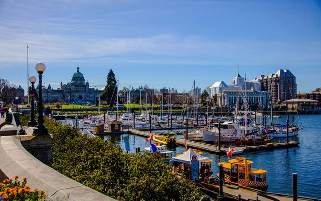 Hafen mit Yachten und Blick auf Gebäude und blauen Himmel.