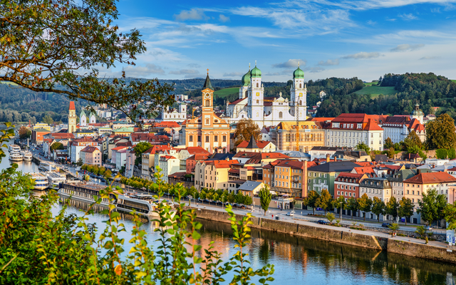 Stadtansicht von Passau mit Fluss und Kirchen im Hintergrund