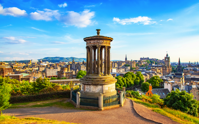 Carlton Hill mit Blick über Edinburgh an einem sonnigen Tag