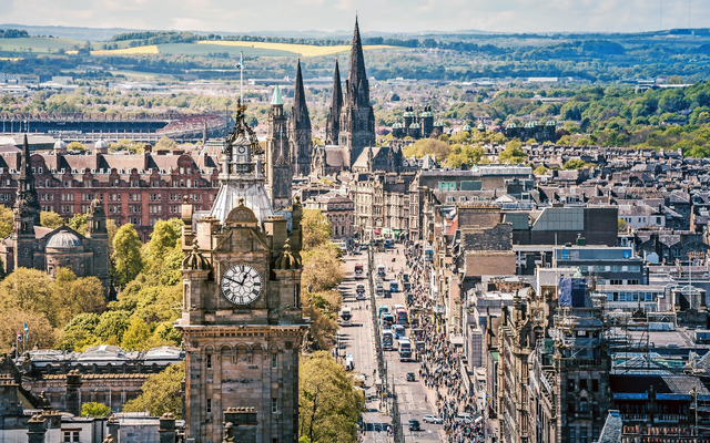 Stadtpanorama mit Uhrturm und historischen Gebäuden bei Tageslicht