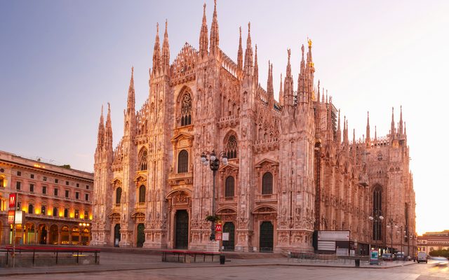 Mailänder Dom auf der Piazza Duomo in Mailand am Morgen, mit klarem Himmel im Hintergrund.