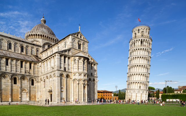 Schiefer Turm von Pisa und benachbarte Kathedrale bei Sonnenschein.