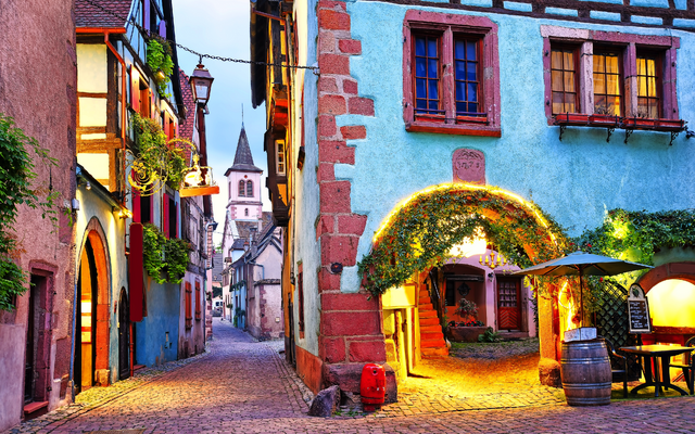 Malerische Gasse mit Fachwerkhäusern in Riquewihr, Frankreich.