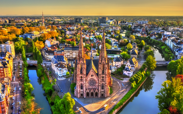 Kirche mit zwei Türmen in einer Stadtlandschaft, von oben fotografiert