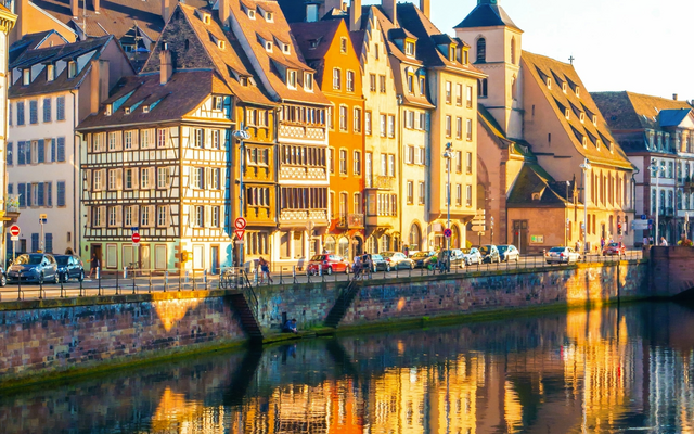 Fachwerkhäuser am Fluss mit reflektierendem Wasser in der Altstadt.
