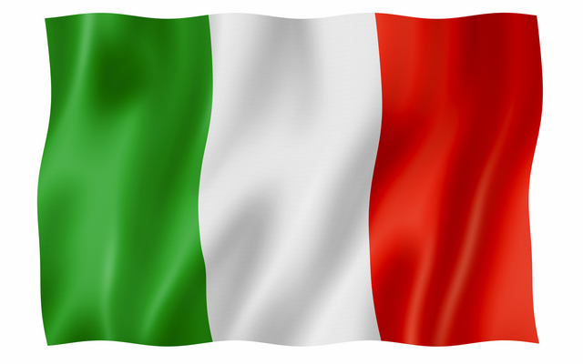 Italienische Flagge, grün-weiß-rot, weht im Wind.