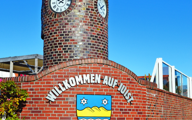 Backsteinmauer mit Turm und 