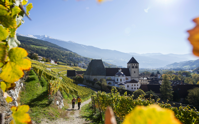 Herbstliche Wanderung mit Blick auf das Kloster Neustift in Brixen.