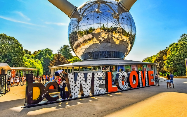 Atomium in Brüssel mit Besuchergruppe im Vordergrund