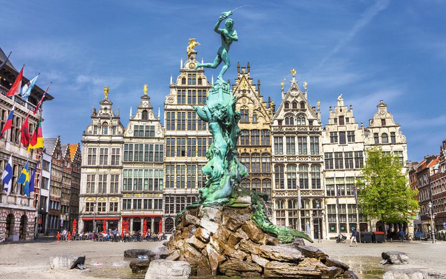 Brabobrunnen vor historischen Gebäuden auf dem Grote Markt in Antwerpen.