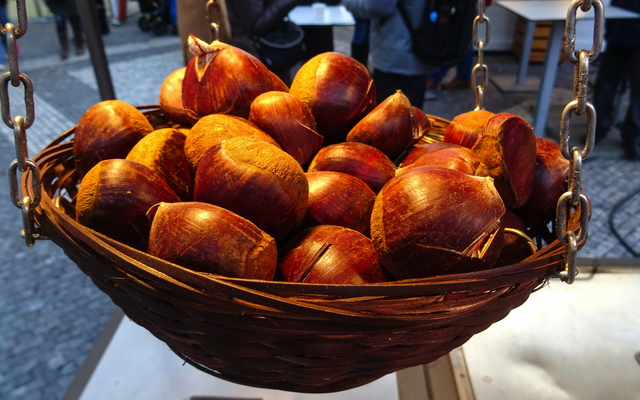 Korb mit gerösteten Maronen auf einem Markt.
