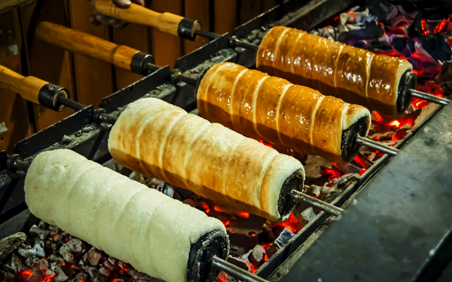 Traditionelles Gebäck auf Spießen über glühenden Kohlen gegrillt.