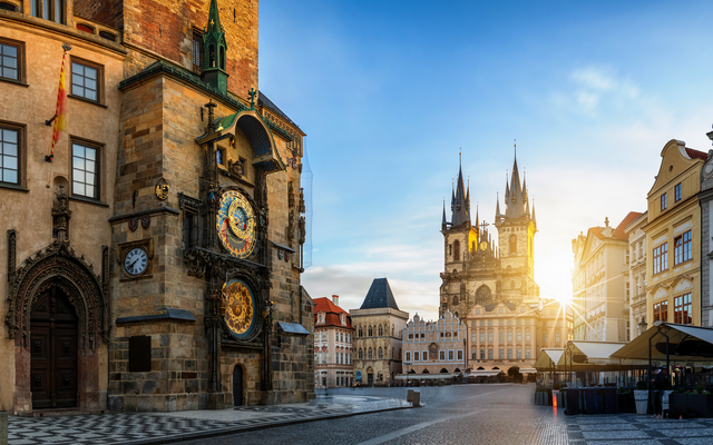 Platz mit astronomischer Uhr und Kirche in der Altstadt bei Sonnenaufgang