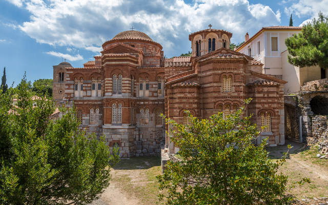 Eine byzantinische Kirche mit charakteristischen Kuppeln und Verzierungen.