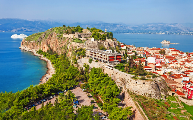 Panoramablick auf Nafplio in Griechenland mit Burg und Meer.