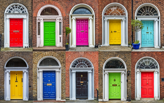 Neun bunte Haustüren in georgianischem Architekturstil.