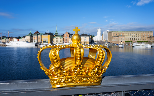 Goldene Krone auf der Skeppsholmsbron in Stockholm mit Blick auf die Stadtlandschaft.