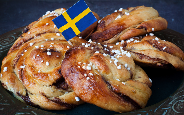 Zimtschnecken auf einem Teller mit schwedischer Flagge.