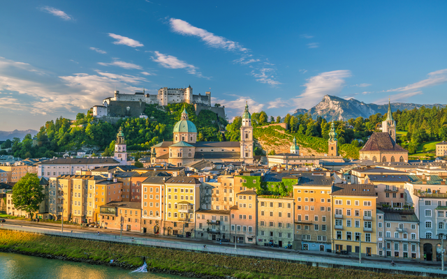 Historische Altstadt von Salzburg mit Festung Hohensalzburg im Hintergrund.