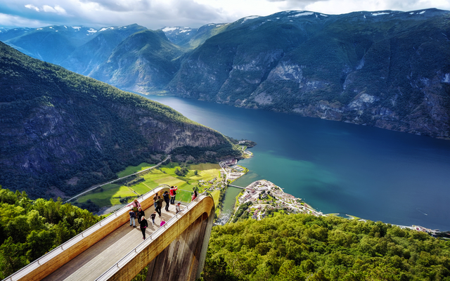 Aussichtsplattform über einem Fjord mit Blick auf eine Berglandschaft.