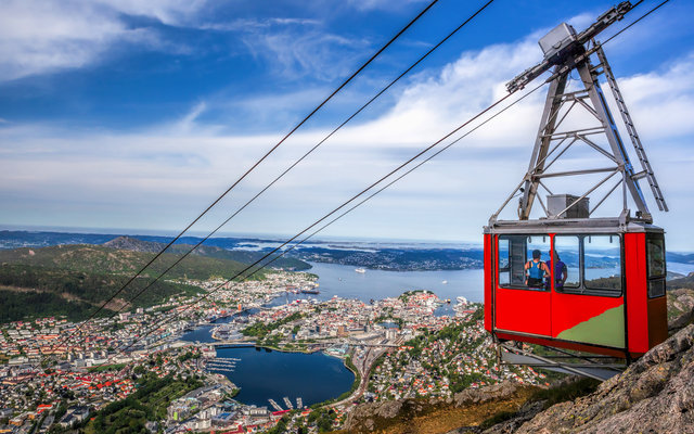 Seilbahn über Stadt und Fjord in Bergen, Norwegen.