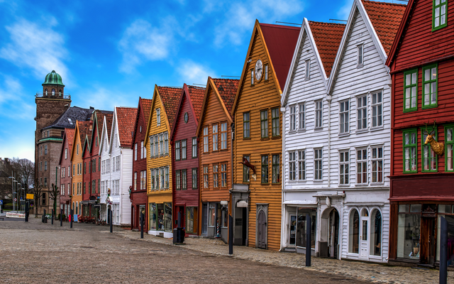 Bunte Holzhäuser der Tyske Brygge in Bergen, Norwegen, an der Südwestküste Skandinaviens.