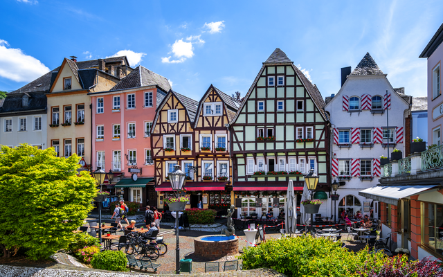 Fachwerkhäuser in einer deutschen Altstadt bei sonnigem Wetter.