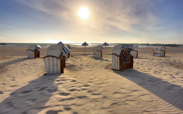 Strandkörbe am Strand von Travemünde bei Sonnenuntergang.