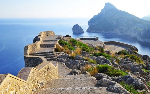 Aussichtsplattform mit Blick auf das Meer und die Landschaft am Kap Formentor auf Mallorca.