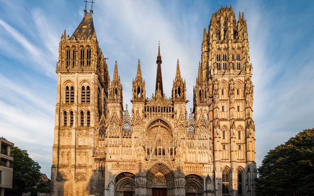 Fassade einer gotischen Kathedrale mit zwei Türmen bei Tageslicht