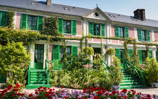Haus von Claude Monet in Giverny mit üppigem botanischen Garten in der Normandie, Frankreich.