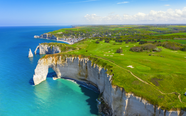 Kreidefelsen und Bogen am Meer in Étretat, Frankreich aus der Vogelperspektive