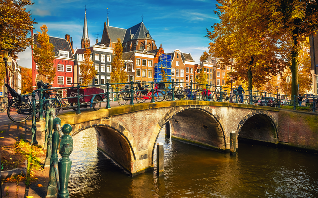 Brücke mit Fahrrädern über einem Kanal in einer europäischen Stadt im Herbst.