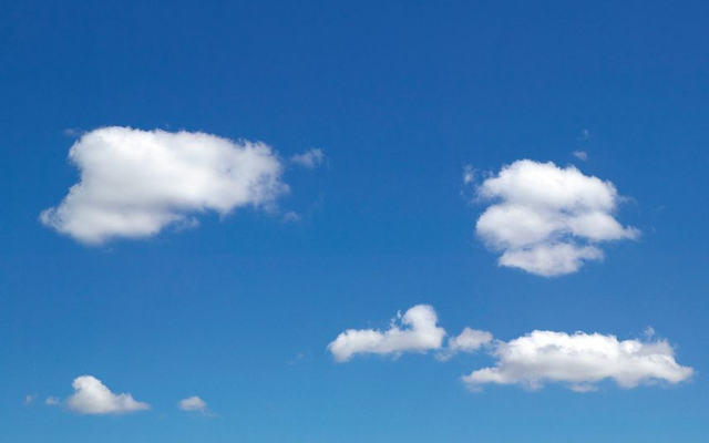 Weiße Wolken am blauen Himmel