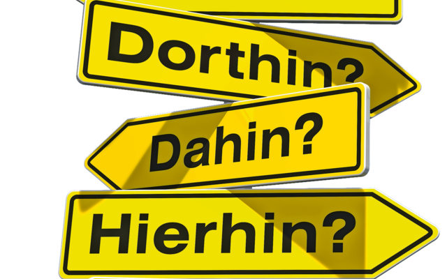 Gelber Wegweiser mit Pfeilen und den Aufschriften 