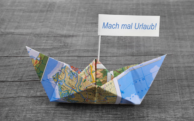 Papierboot aus Landkarte mit 