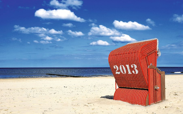 Roter Strandkorb mit 