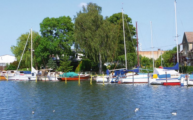 Segelboote im Hafen von Wolgast an einem sonnigen Tag.