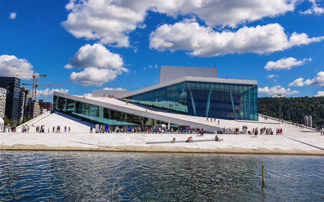 Moderne Oper in Oslo mit Wasser und blauem Himmel