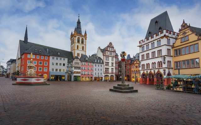 Hauptmarkt in Trier mit St. Gangolf Kirche bei sonnigem Wetter.