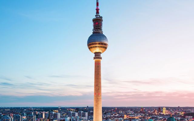 Fernsehturm Berlin bei Sonnenuntergang mit Stadtansicht im Hintergrund