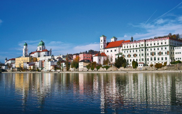 Blick auf die Stadt Passau mit Donau und Dom im Hintergrund.