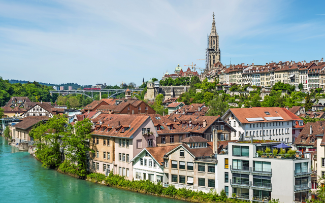 Panorama von Bern, Schweiz, mit der Aare im Vordergrund und dem Berner Münster im Hintergrund.