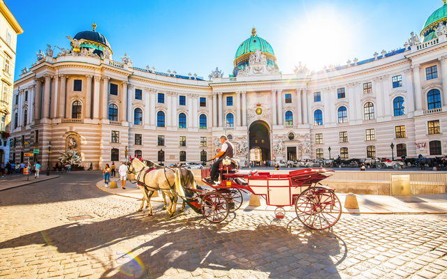 Kutsche vor dem barocken Palast, sonniger Tag in der Stadt