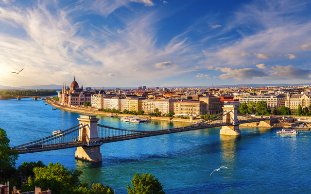 Panorama der Kettenbrücke in Budapest mit Blick auf die Donau bei Sonnenschein.