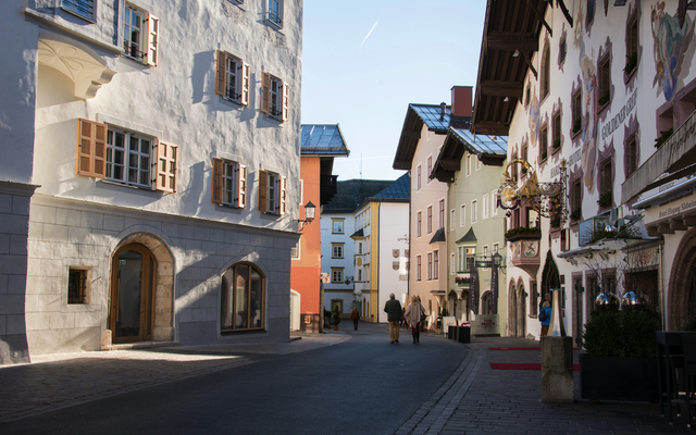 Blick auf eine malerische Altstadtstraße mit historischen Gebäuden.
