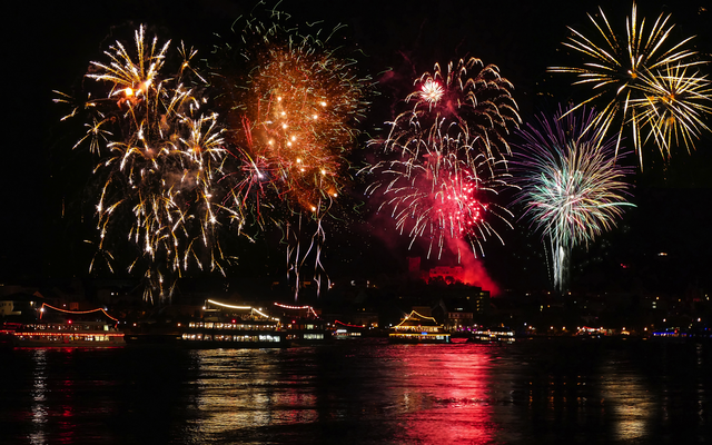 Feuerwerk über einem Fluss in der Nacht.